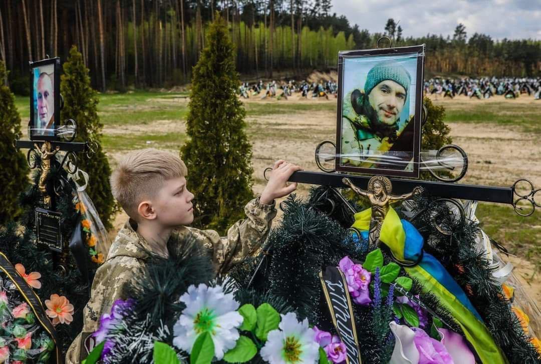 Савелій Кроткіх, 10 років, біля могили свого батька, Ігоря Кроткіх, який загинув 21 березня 2022 року обороняючи наш І