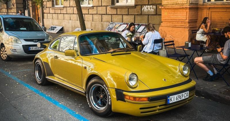 На вулицях Києва з'явився класичний Porsche 911, що належить Гео Леросу. Ось деталі про цей автомобіль.