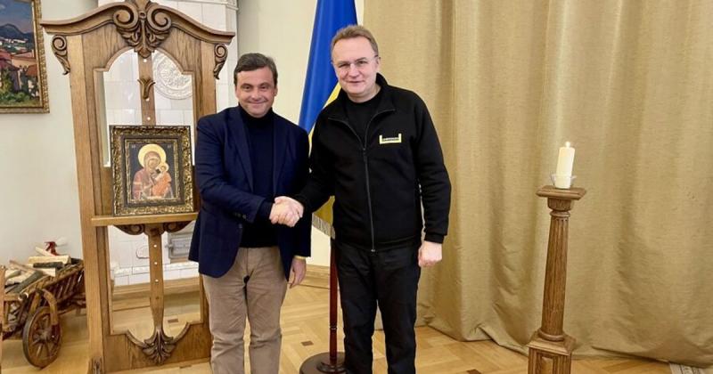 Італійський політик, який висловив критику на адресу росіянки Захарової, зробив собі татуювання з українським гербом (фото)