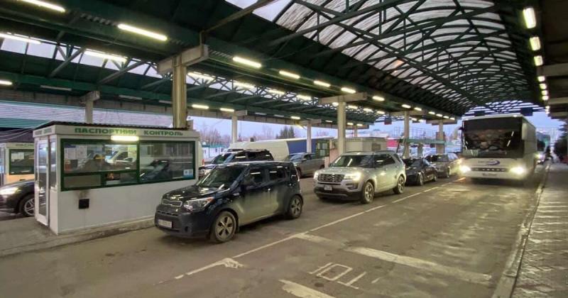 США вислали 50 громадян України: перша група була повернена через пункт пропуску 