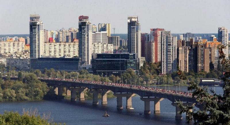 Транспортний колапс у Києві: експерти застерегли про можливі наслідки зруйнування мосту Патона.