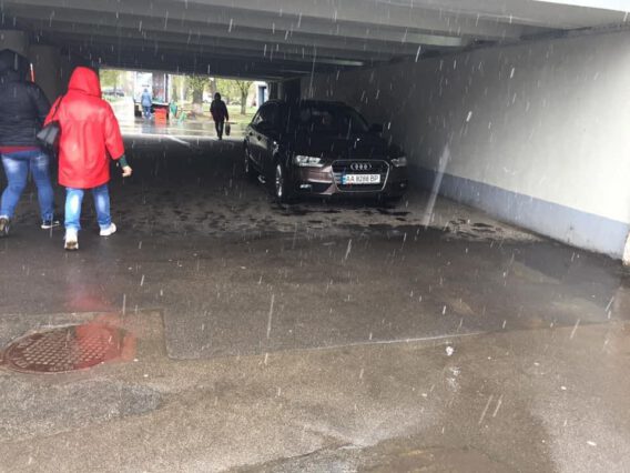 Просто прекрасное и удобное место для парковки нашёл водитель этого #Audi (#AA8288BP) в пешеходном п...