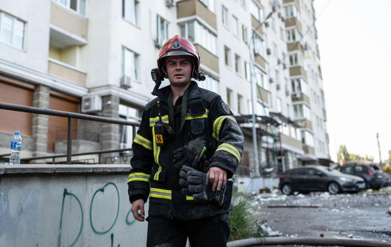 Ракетний удар: у одному з районів Києва спалахнула пожежа на даху багатоповерхівки.