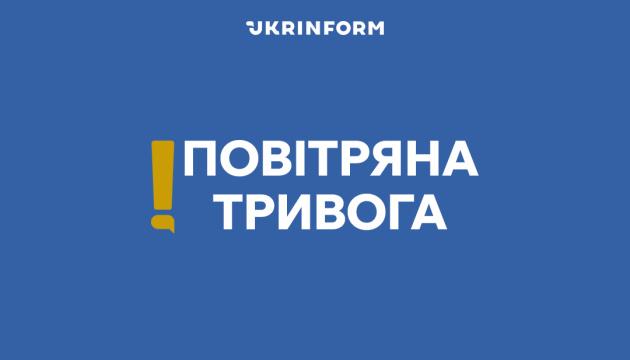 У Київській області та в ряді інших регіонів оголошено тривогу через потенційну загрозу російських безпілотників.