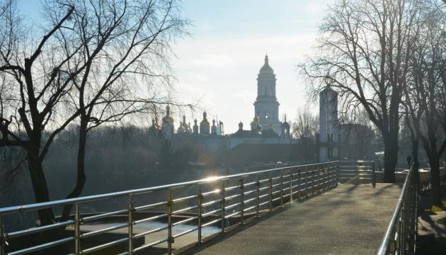 У понеділок в деяких регіонах України температура підніметься до 10°.