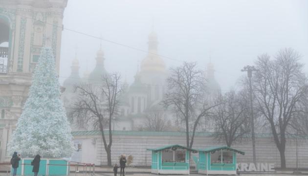 Киян застерегли щодо туманної погоди вранці та в першій половині дня 27 грудня.