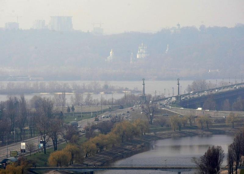 Киян просять закрити вікна і вживати достатню кількість води.