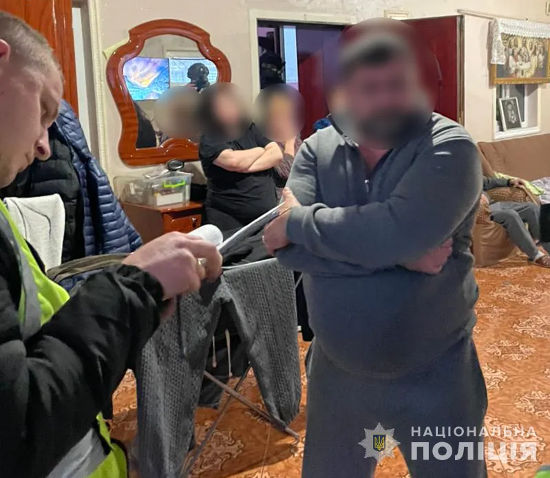 У Києві розкрито шахрайську групу, що заволодівала квартирами шляхом укладання фіктивних шлюбів та проведення невиправданих ремонтів | УНН