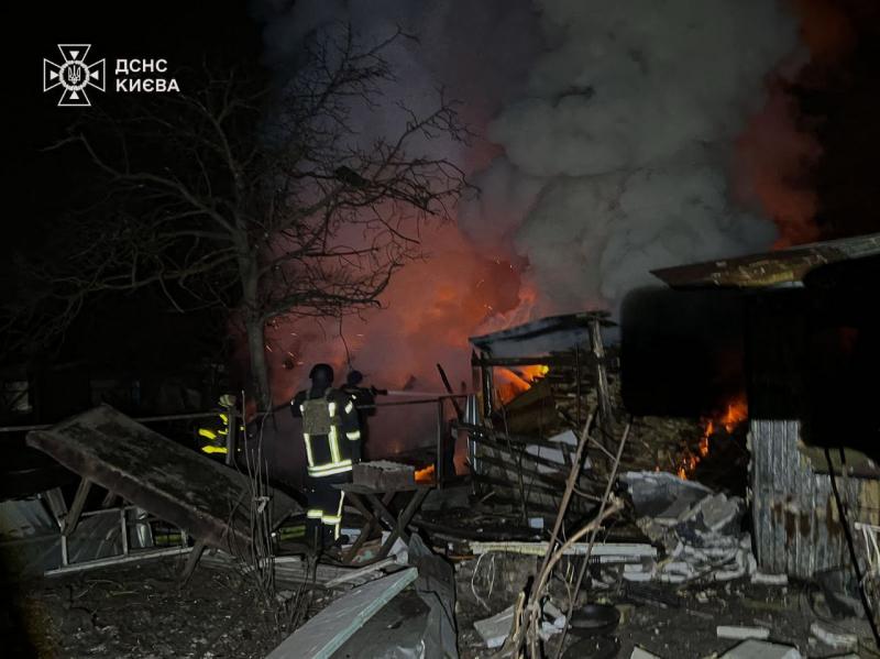 У Києві зафіксовані вибухи та спалахи вогню після дронових атак: з’явилися відеозаписи моментів прильоту, відомі наслідки (ФОТО, ВІДЕО)