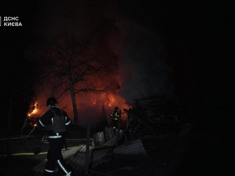 У Кривому Розі та Запоріжжі внаслідок нічного нападу російських сил постраждали десятки багатоповерхових будинків і автомобілів (фото, відео).