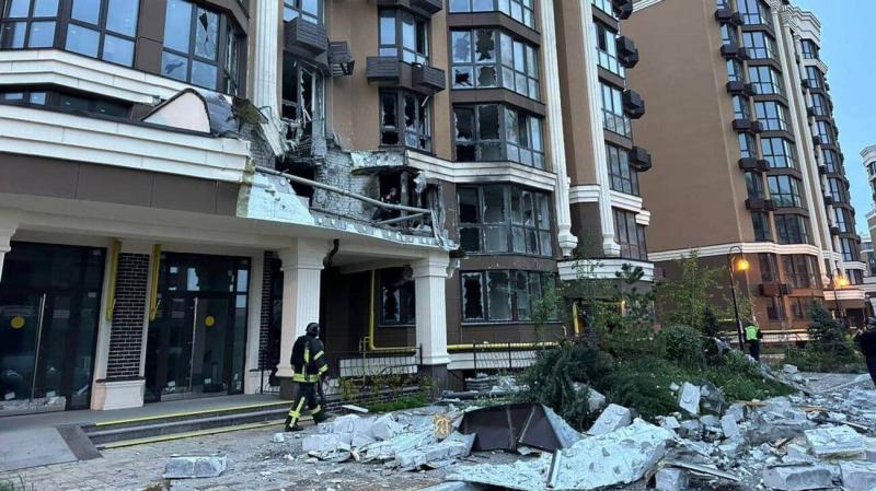У Київській області внаслідок ворожого дронового нападу виникла пожежа, в результаті якої постраждало 10 автомобілів.