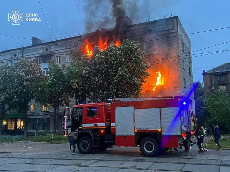 Російські війська нанесли удар по Києву - внаслідок атаки загинуло двоє людей, ще шестеро отримали поранення.