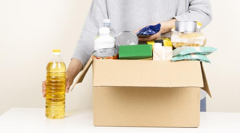 Українцям надають безкоштовні продуктові набори для пенсіонерів.