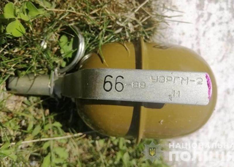У Київській області стався вибух гранати прямо на вулиці, в результаті чого постраждали троє осіб.