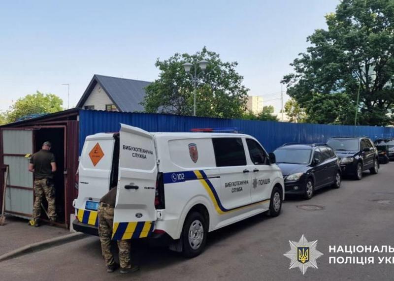 У Києві стався вибух у сміттєвому контейнері, в результаті якого постраждали люди.