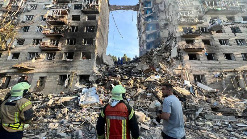 За словами Клименка, щонайменше п’ятеро мешканців київської будівлі, яка постраждала від російської ракети, вважаються зниклими безвісти.