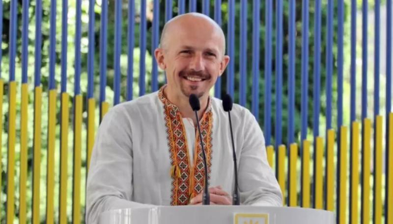 Батьки журналіста Дмитра Хилюка, який потрапив у полон, проводять збір коштів для його підтримки.