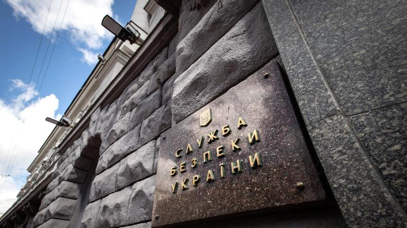 Служба безпеки України оголосила про заочну підозру російському комбригіві та ще восьми окупантам, які вчиняли тортури над цивільними особами в Бучанському районі.