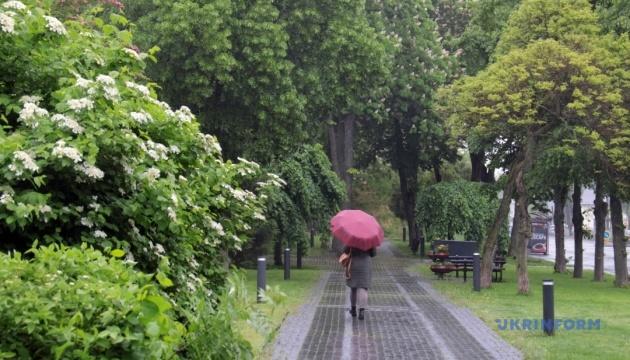 В Україні завтра очікуються дощі в північних і західних регіонах, а вдень температура місцями підніметься до +35°.