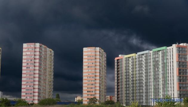 У Києві та навколишніх районах завтра прогнозуються грози, можливий град та потужні пориви вітру.