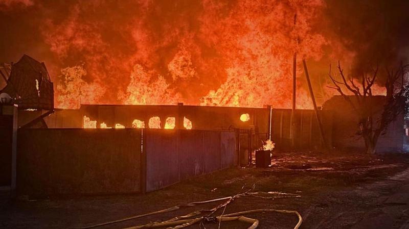 У Київській області після нічної атаки спостерігається велика пожежа на промисловому об'єкті.