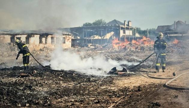 У Київській області після нічної атаки рятувальні служби працюють над ліквідацією пожежі на підприємстві.