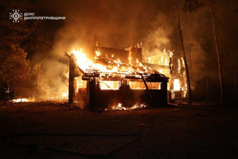 Росія здійснила напад, використавши чотири ракети і 136 безпілотників: зображення наслідків удару.