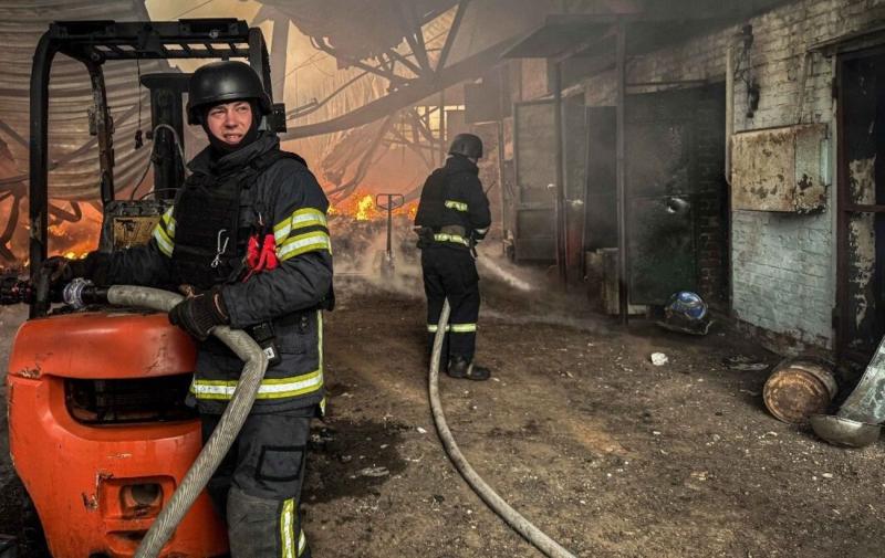 Вночі Російська Федерація здійснила напад на Київську область: вогонь спалахнув у складі та адміністративній будівлі, що призвело до значних руйнувань.