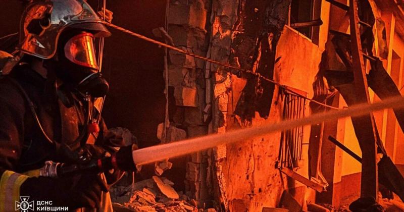 ДСНС повідомляє: у Білій Церкві внаслідок російських обстрілів виникли великі пожежі на промислових об'єктах.