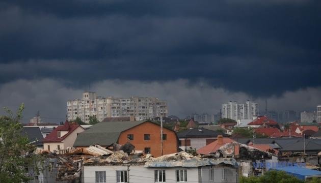 Сьогодні в Україні очікується спекотна погода з температурами до +33°, а в деяких регіонах можливі грози та сильні пориви вітру.