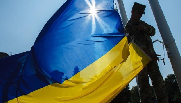 Синьо-жовті знамена майорять над українською столицею.