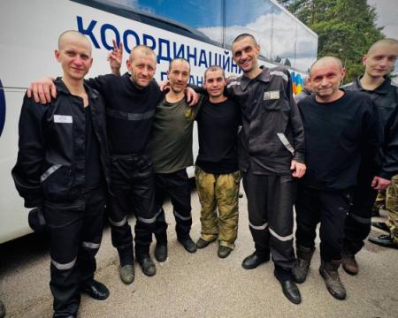 З в'язниці - до рідної землі: Україна репатріювала кілька десятків осіб, серед яких є й журналіст.
