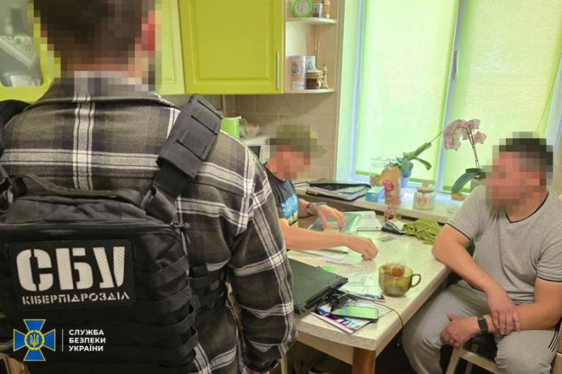 Співробітник хімічного заводу передавав інформацію про військові об'єкти у Львівській області та ще в чотирьох інших регіонах.
