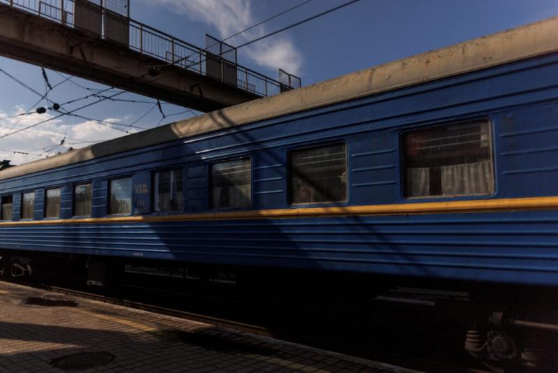 Ряд поїздів затримується внаслідок обстрілу з боку Росії: список.