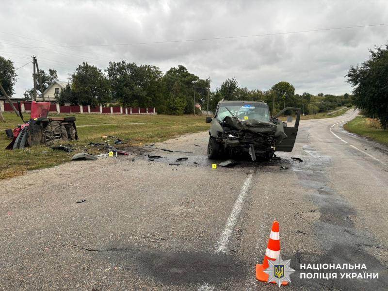 На Київщині сталася ДТП, в якій автомобіль Mercedes виїхав на зустрічну смугу. Внаслідок аварії є жертви, серед постраждалих також є дитина.