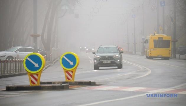 Водіїв у Києві та навколишніх районах закликають бути обережними через низьку видимість, спричинену туманом.