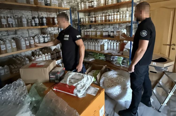 БЕБ виявило нелегальне виробництво рідин для вейпів на Київщині.