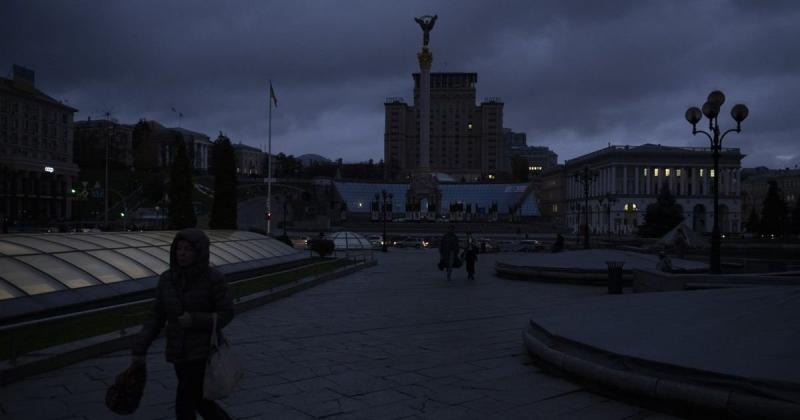В Києві та його околицях відбуваються відключення електроенергії — метрополітен інформує про корективи у графіку роботи.