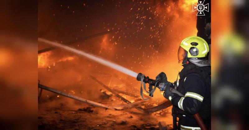 Під Одесою сталася велика пожежа внаслідок атаки ворожих дронів (фото, відеоматеріали)