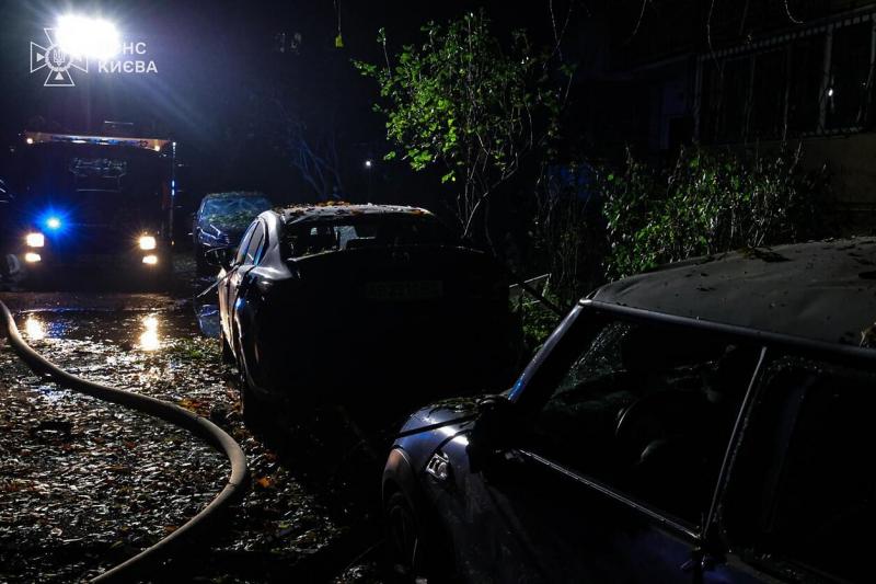 Нічний удар безпілотників по Києву: 8 осіб отримали травми, пожежі вже загашені.