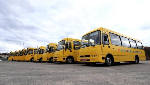 У Київській області дев'ять територіальних громад поповнили свій автопарк новими шкільними автобусами.