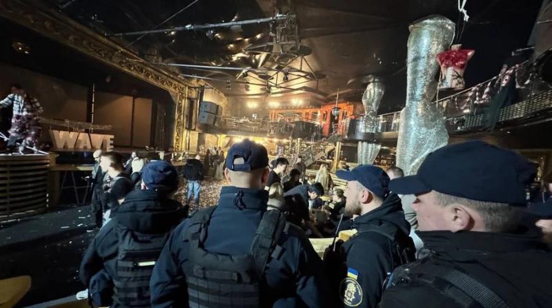 У нічному клубі Одеси відпочивали під звуки російських пісень: на вечірку завітала поліція (відео) - Деталі | Експрес онлайн