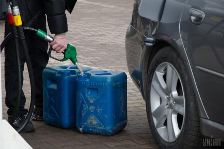 Розкрито велике угруповання, яке займалося перепродажем спеціального дизельного пального, призначеного для потреб Збройних Сил України.