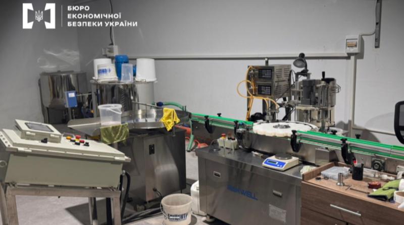 У Київській області припинили діяльність підпільного виробництва рідин для електронних сигарет.