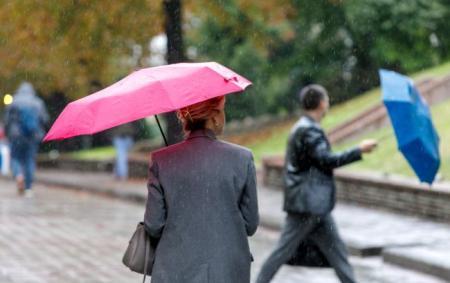 Температура знизиться, а в деяких районах очікується дощ з мокрим снігом: якою буде погода в Україні 16 листопада.