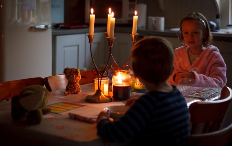 Розклад відключень електропостачання на 24 листопада: які райони та в який час залишаться без світла (перелік)