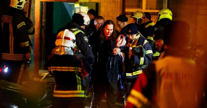 ДСНС повідомляє: внаслідок обстрілу з боку Росії в Києві загинула одна особа, семеро отримали травми, а на Київщині поранення зазнала дитина.