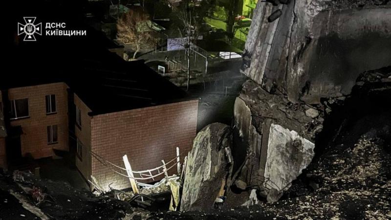 Окупантські сили здійснили ракетний та дроновий напад на Київську область: є постраждалі та відключення електроенергії.