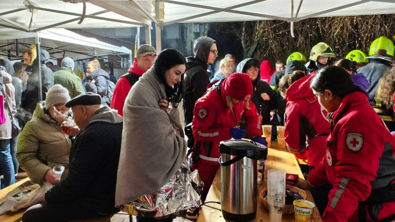 Двадцять волонтерів Українського Червоного Хреста взяли участь у ліквідації наслідків атаки безпілотника в районі Вишгорода.