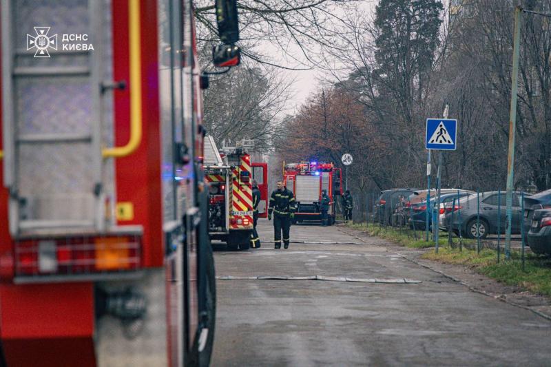 У Києві виникла пожежа в реанімаційному відділенні лікарні — шість осіб евакуйовано (ФОТО)